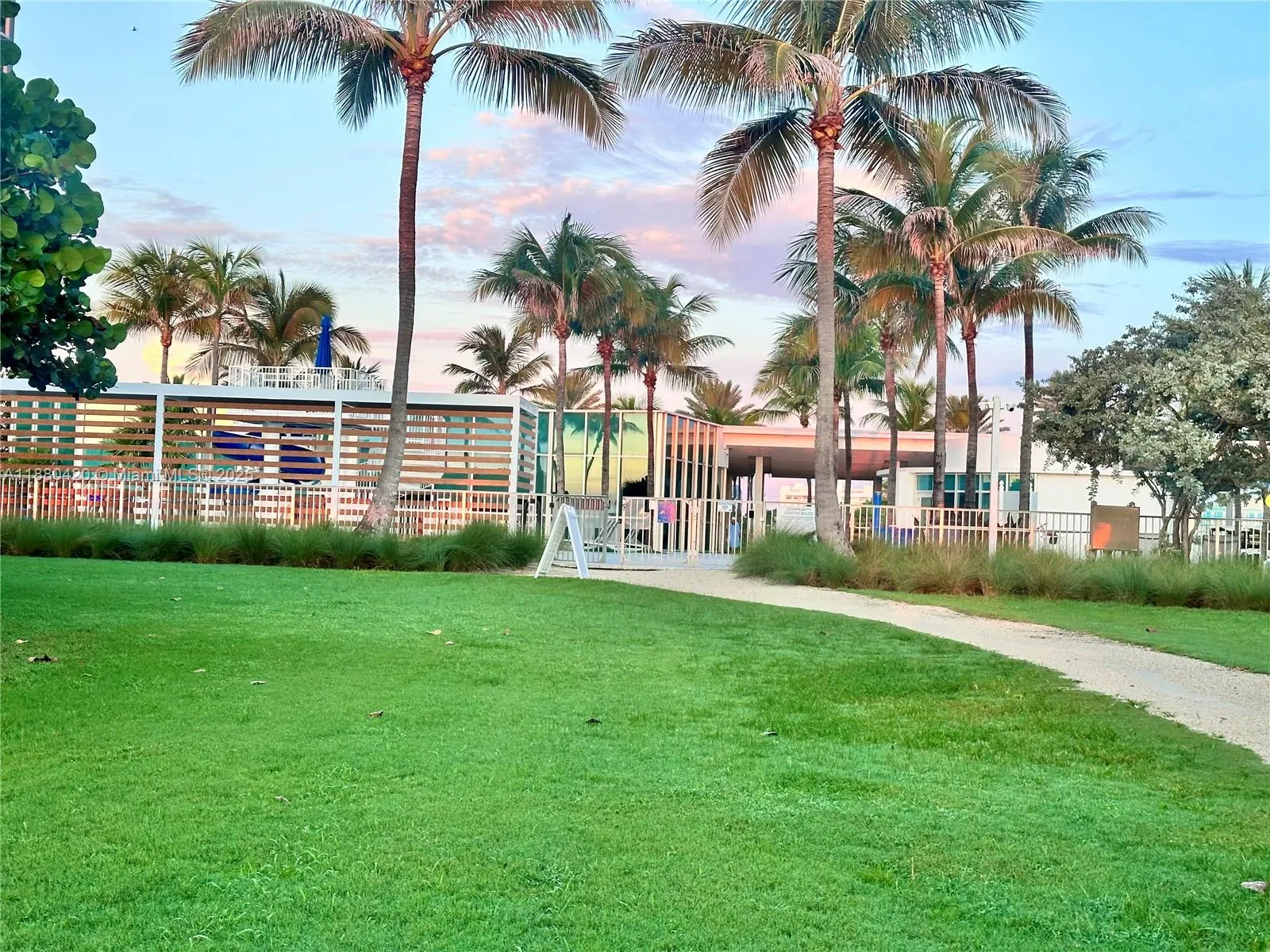 9225 Collins Ave, #1407