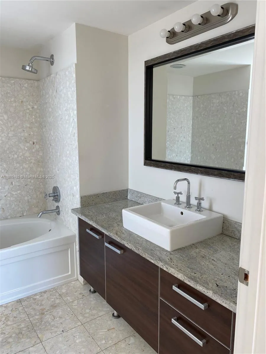 185 SW 7 ST, #3902