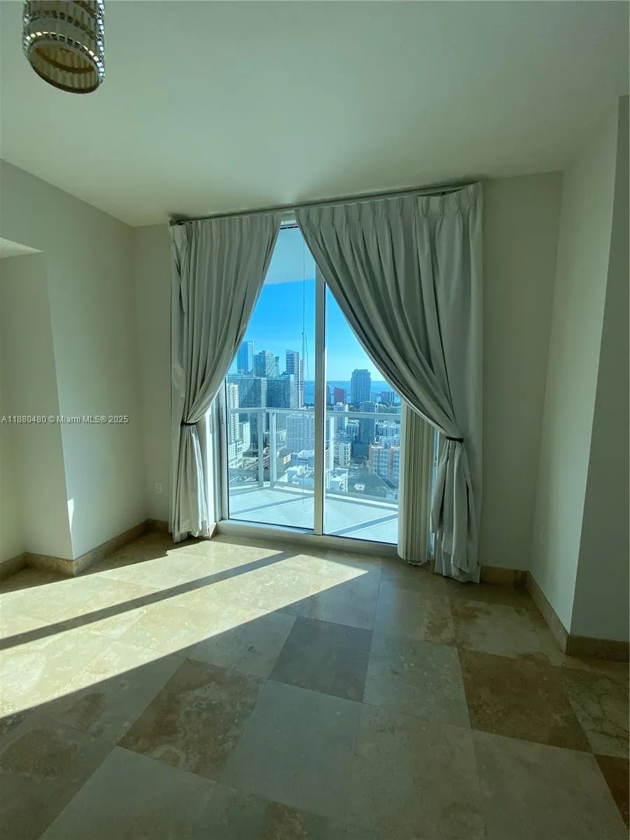 185 SW 7 ST, #3902