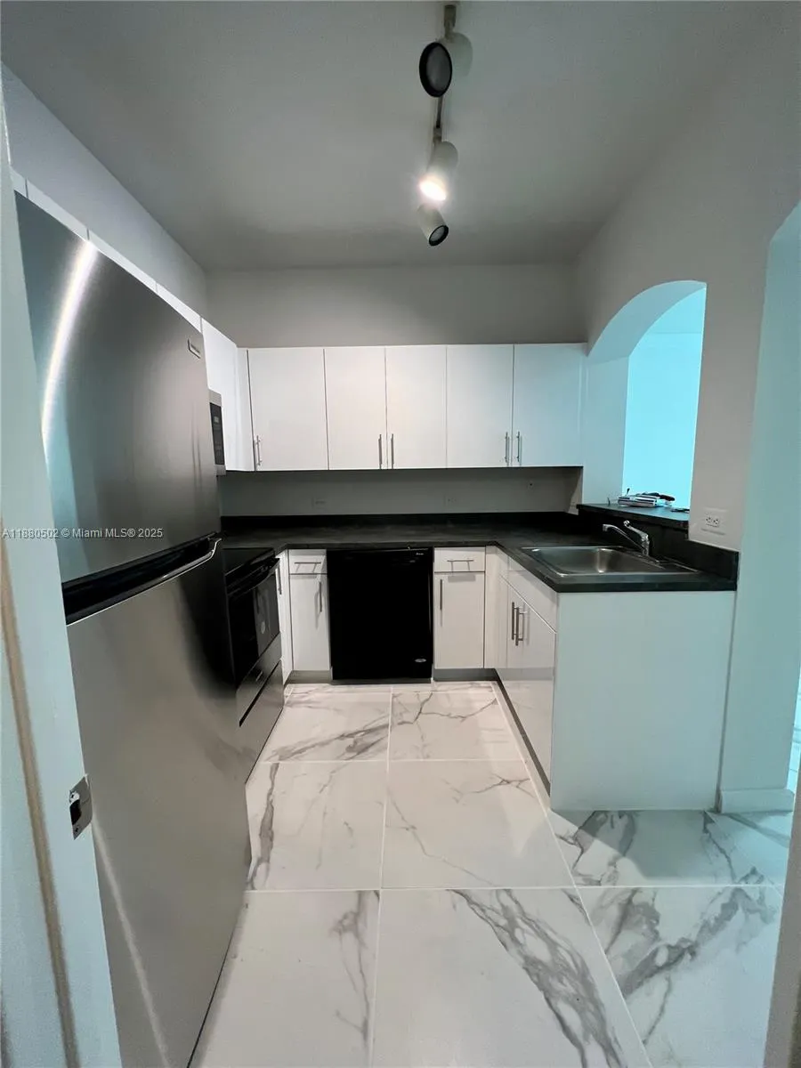 9172 Collins Ave, #214