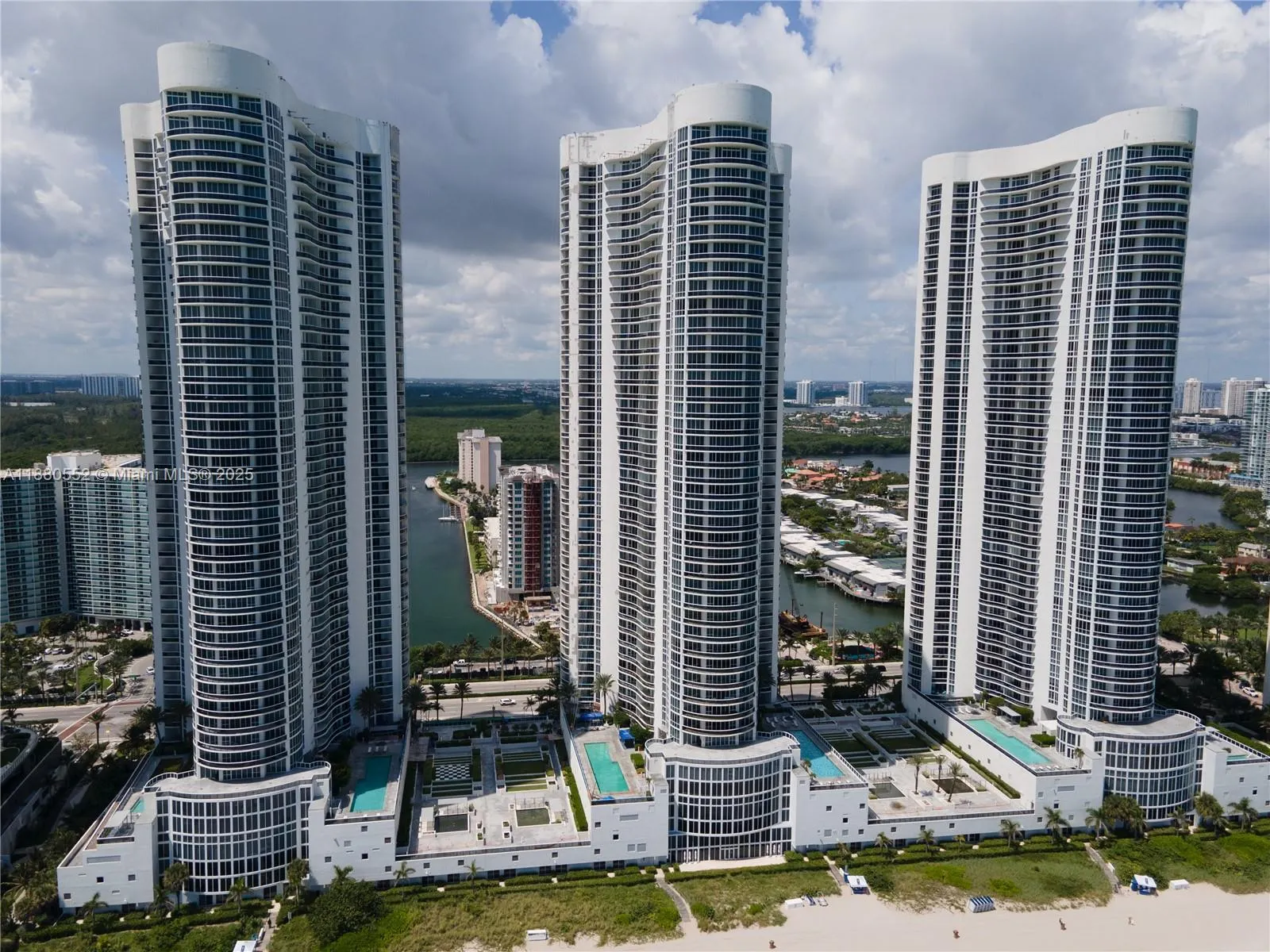 15901 Collins Ave, #606