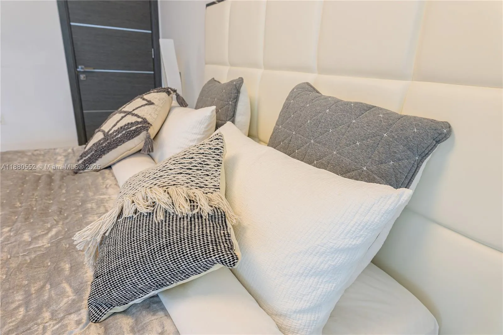 15901 Collins Ave, #606