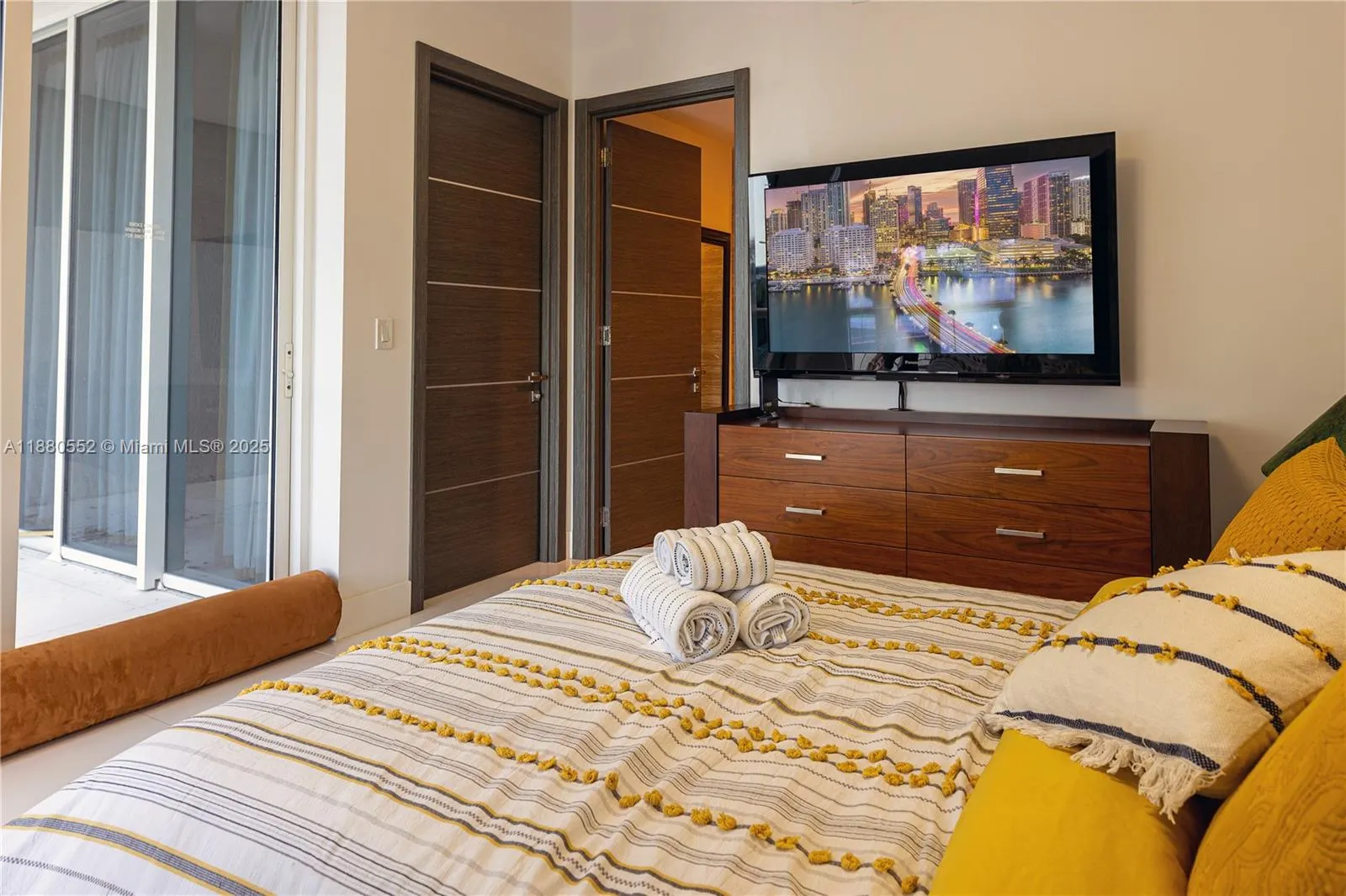 15901 Collins Ave, #606
