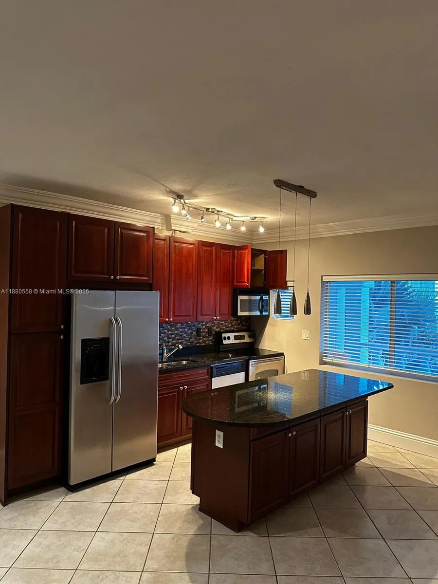 2895 NE 32nd St, #305