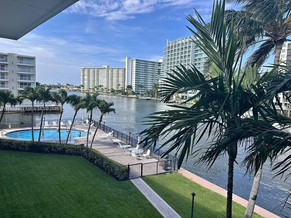 2895 NE 32nd St, #305