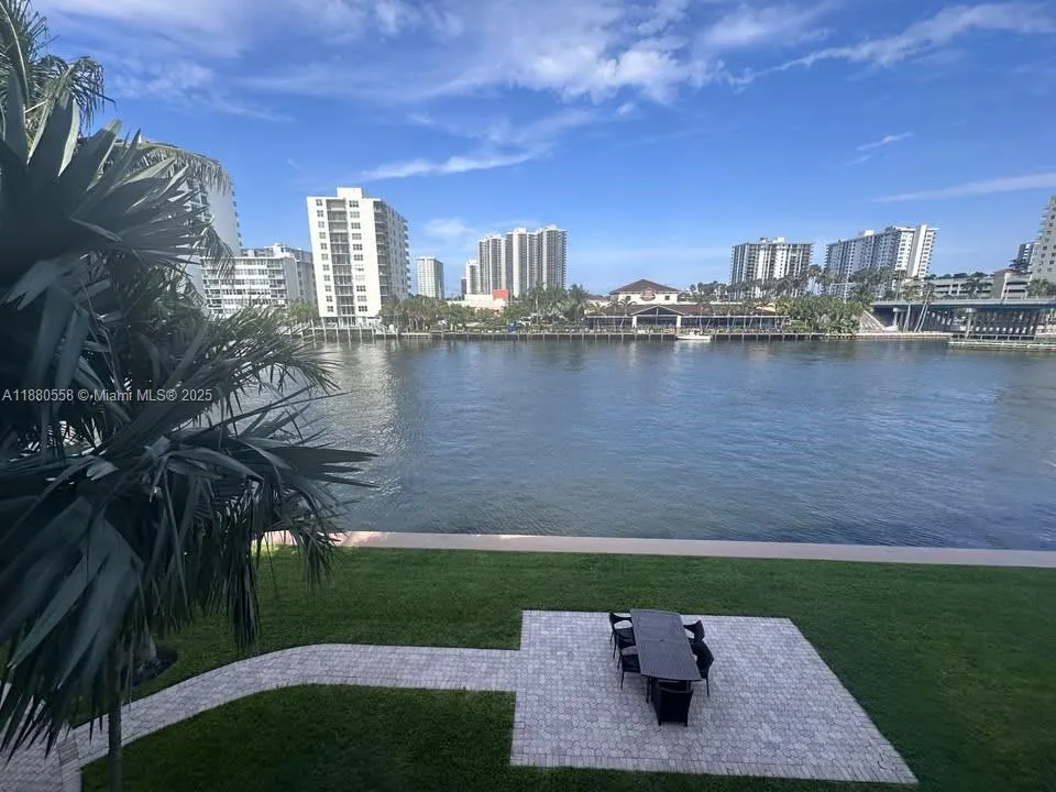 2895 NE 32nd St, #305