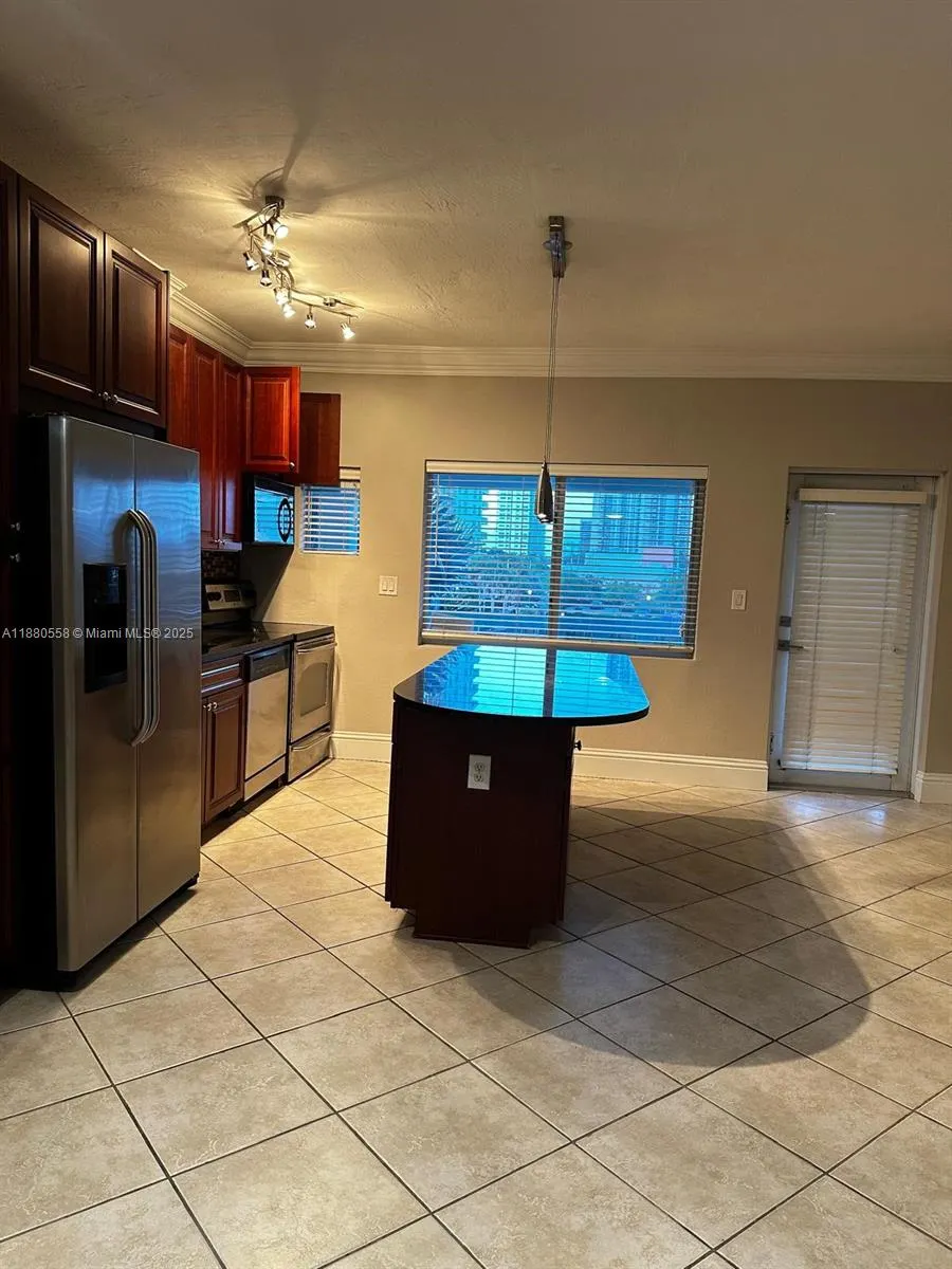 2895 NE 32nd St, #305