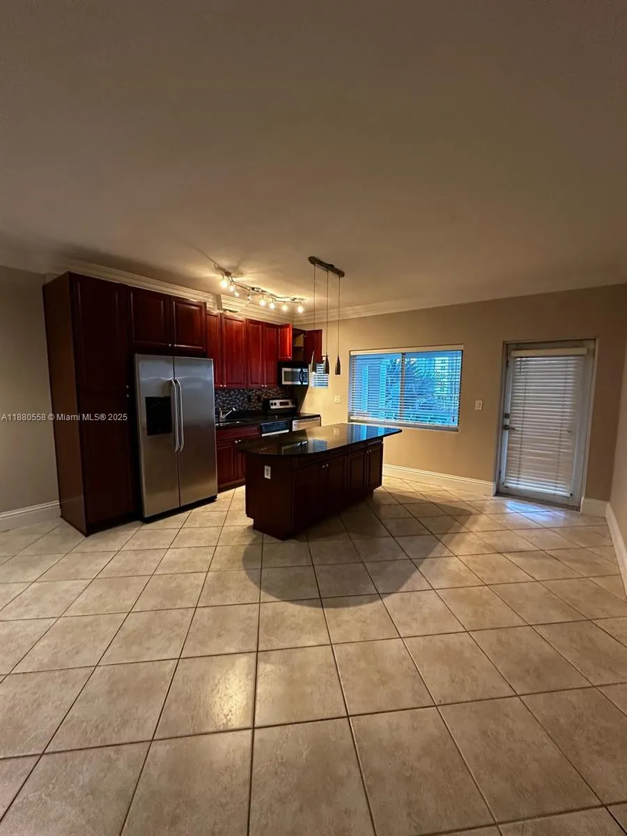 2895 NE 32nd St, #305