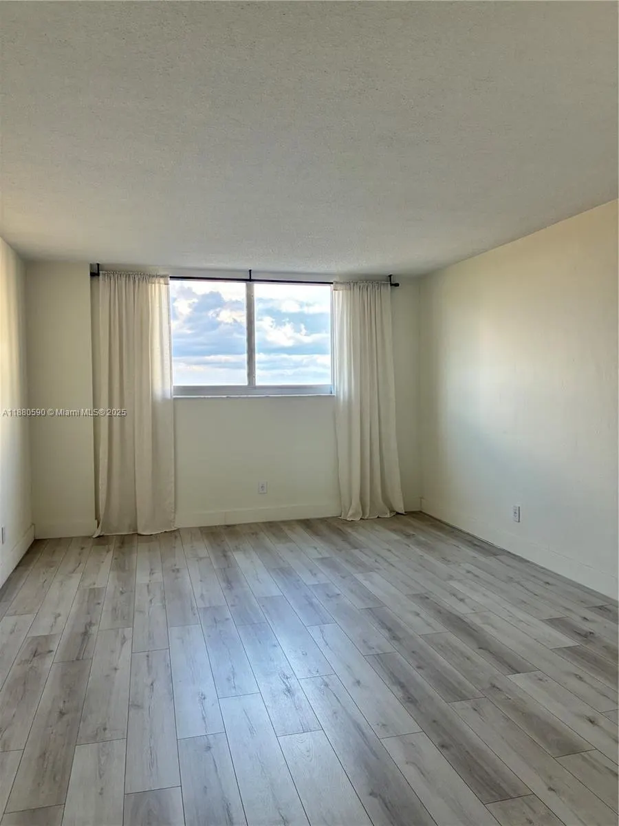 19380 Collins Ave, #718