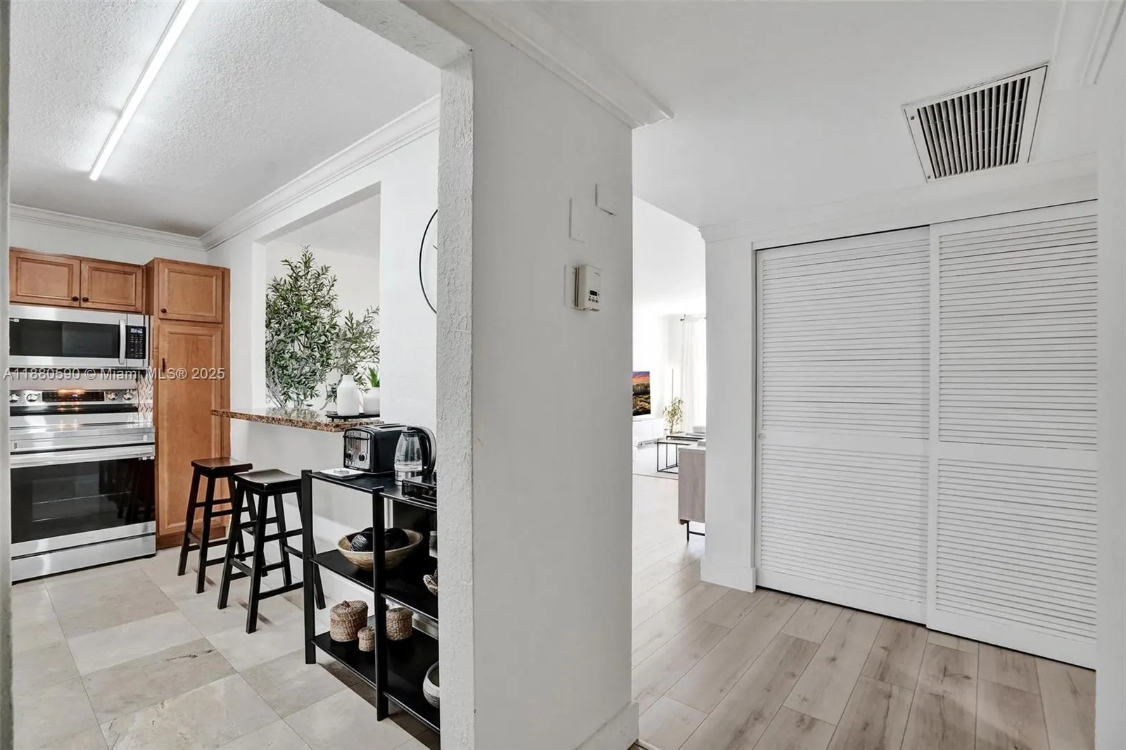 19380 Collins Ave, #718