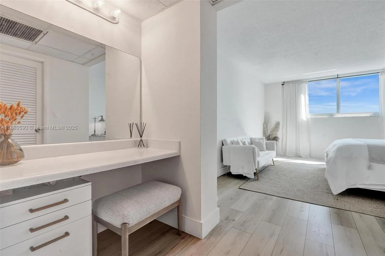 19380 Collins Ave, #718