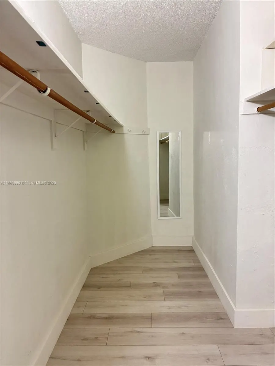 19380 Collins Ave, #718