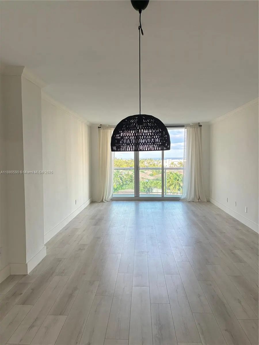 19380 Collins Ave, #718