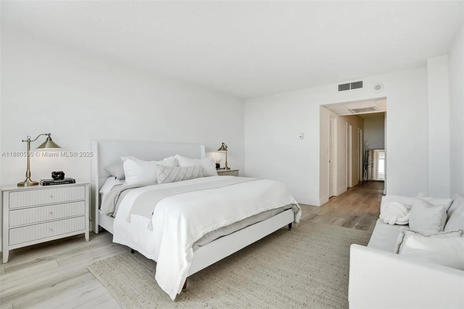 19380 Collins Ave, #718
