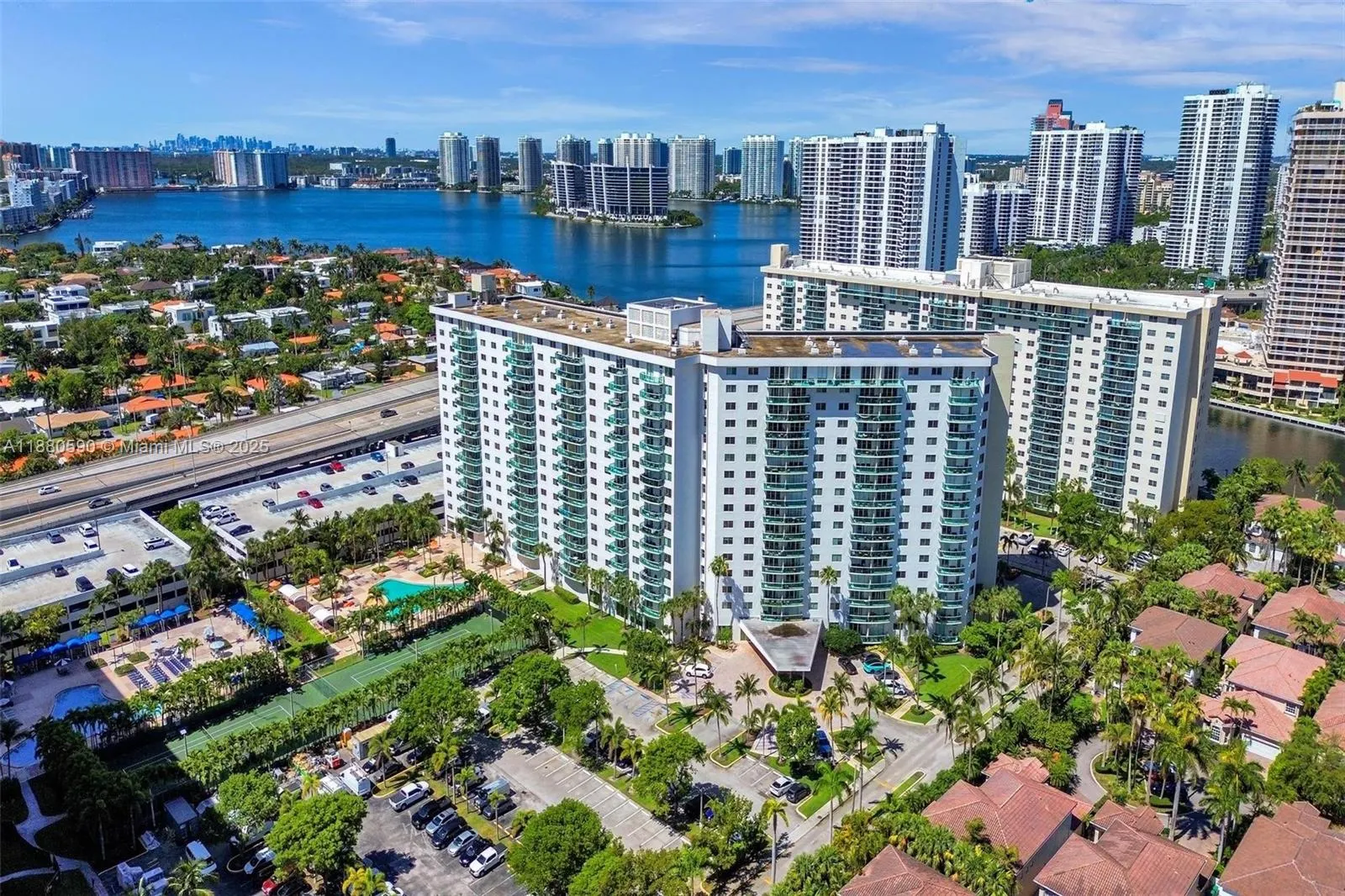 19380 Collins Ave, #718