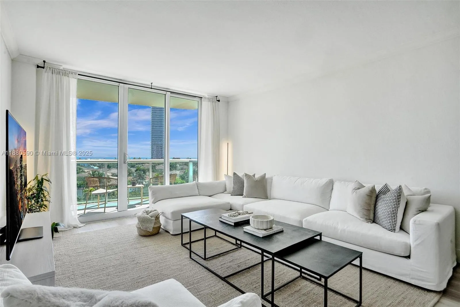 19380 Collins Ave, #718