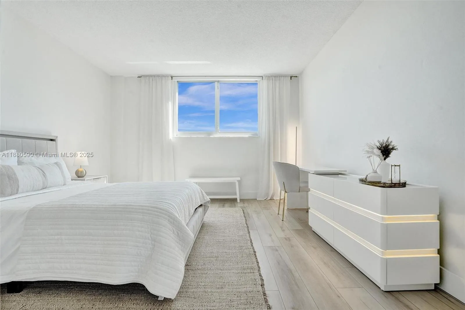19380 Collins Ave, #718