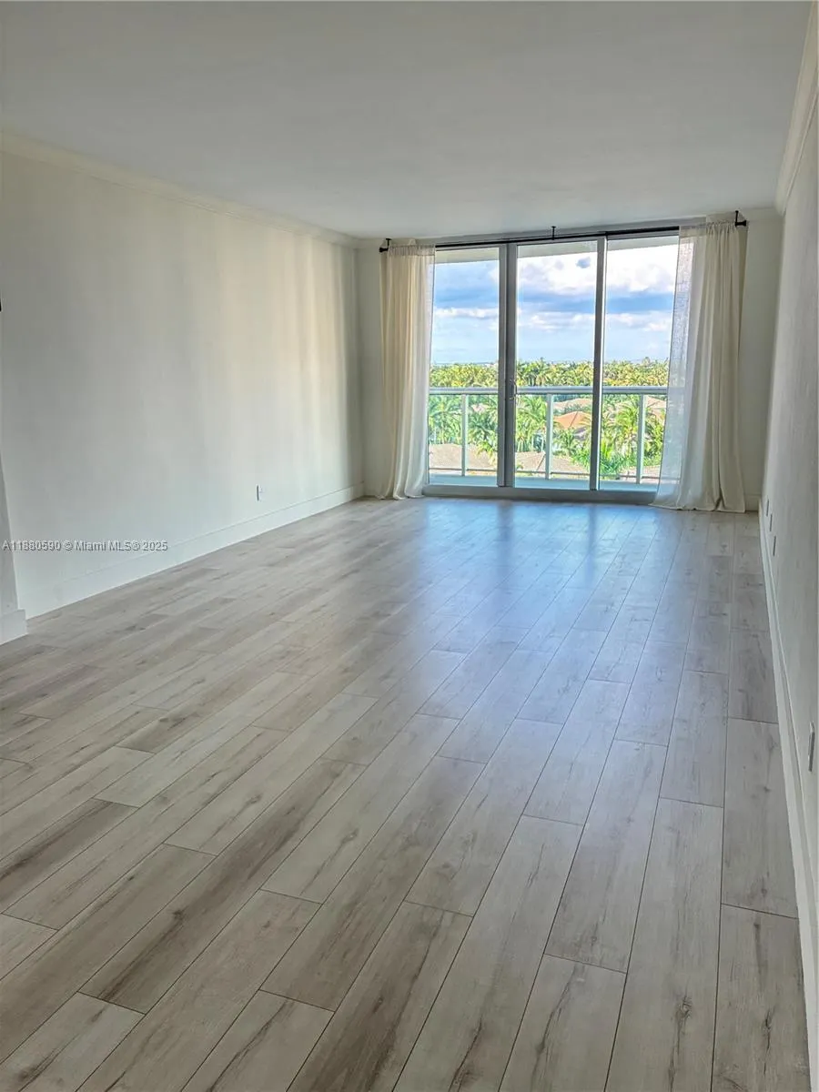 19380 Collins Ave, #718
