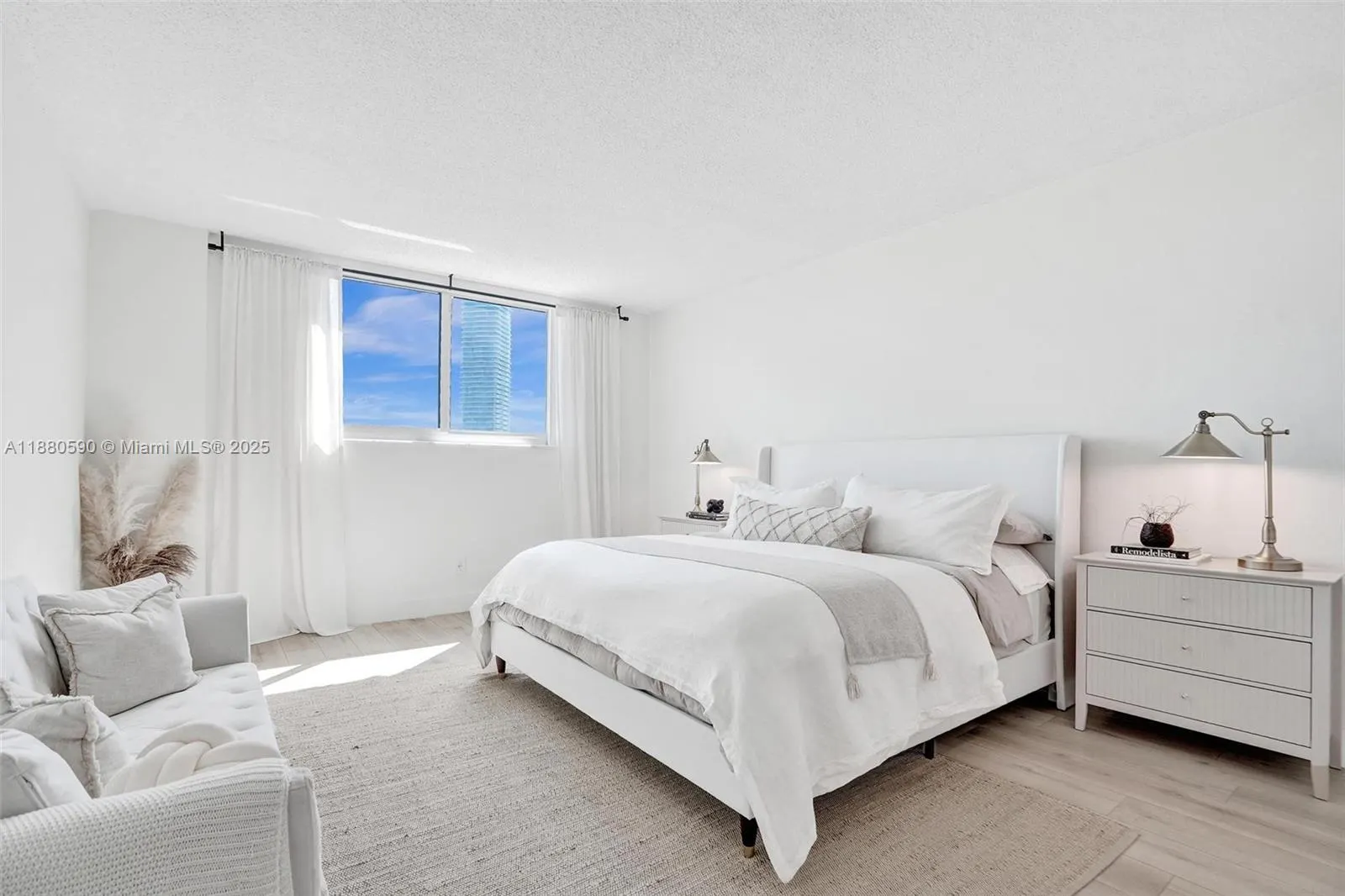 19380 Collins Ave, #718