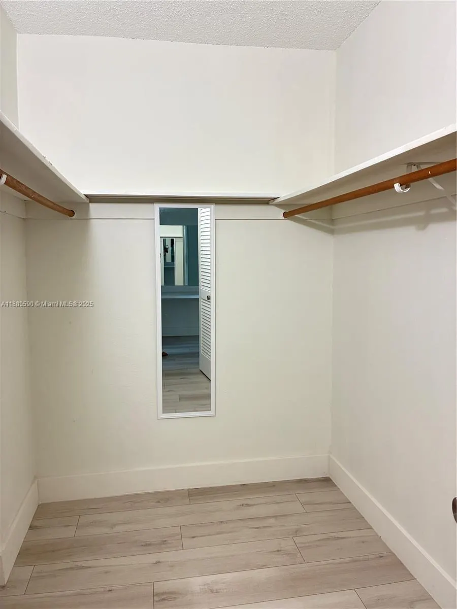 19380 Collins Ave, #718