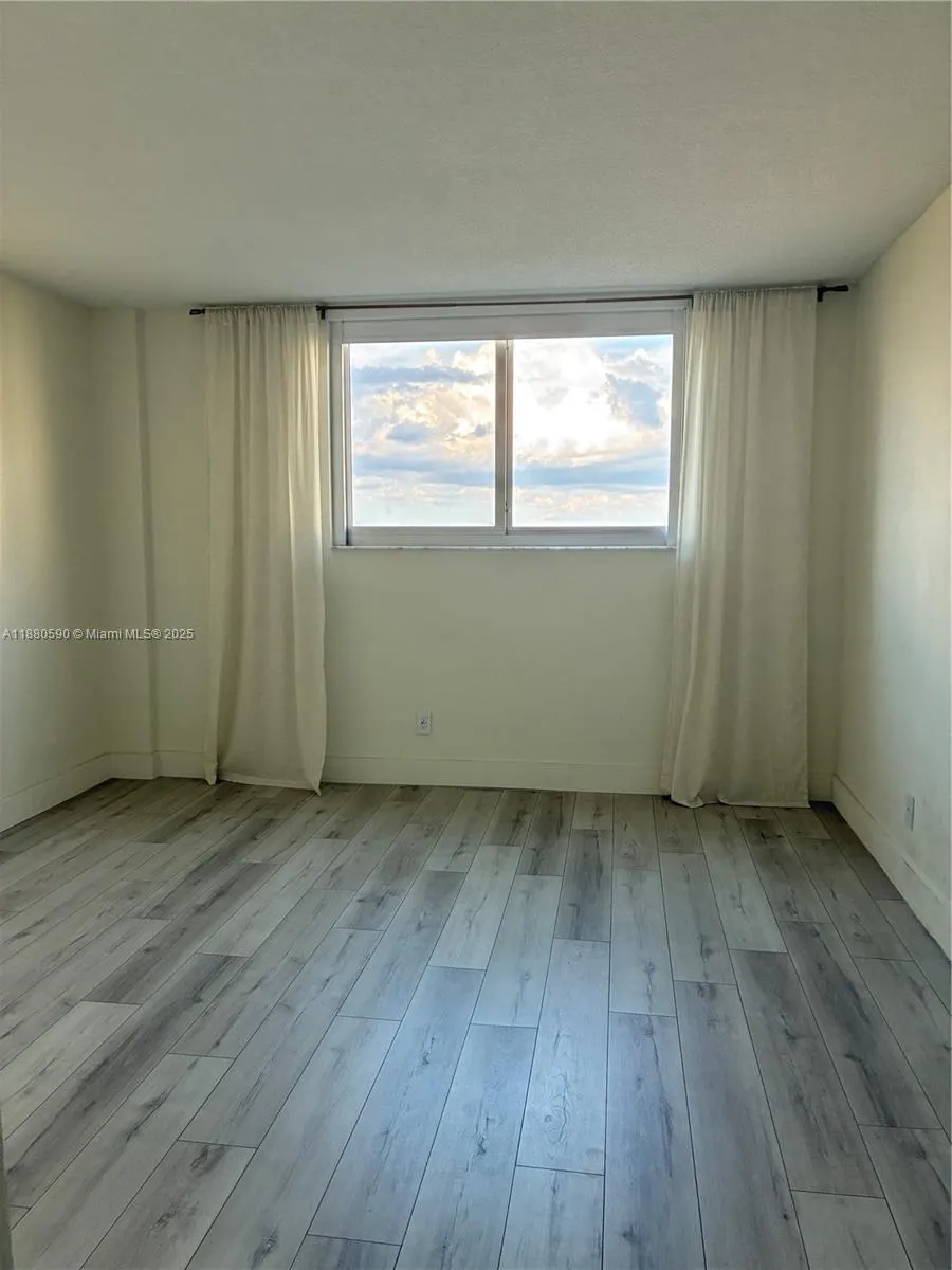 19380 Collins Ave, #718