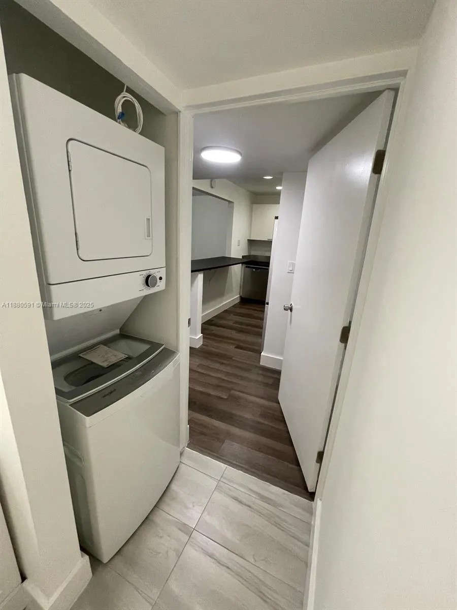 4164 Inverrary Dr, #106