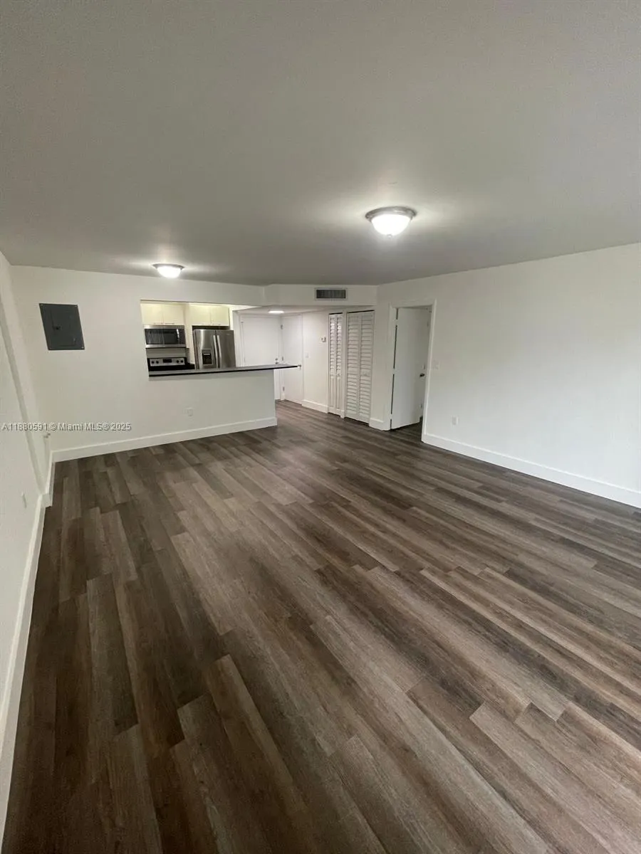 4164 Inverrary Dr, #106