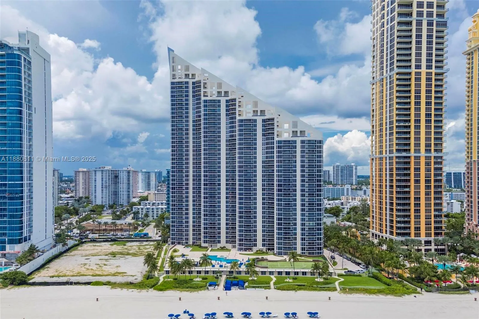 17555 Collins Ave, #UP-7