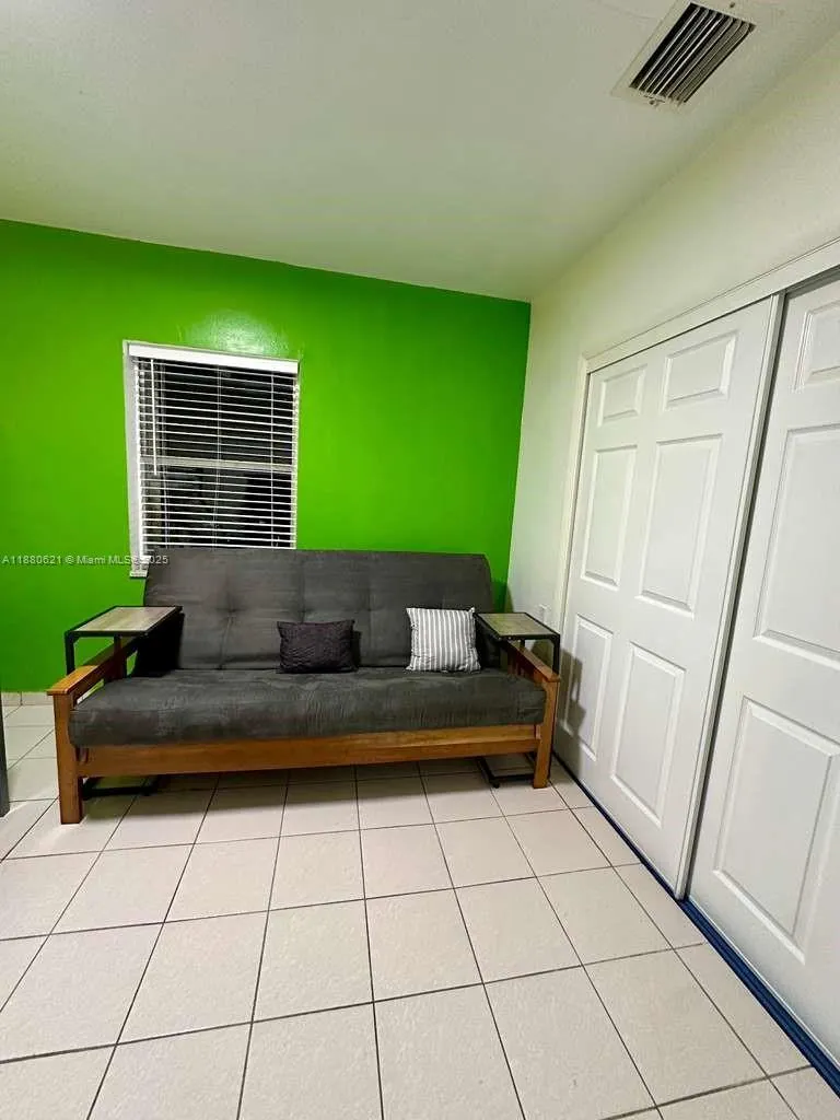 935 SW 11th Ave, #up