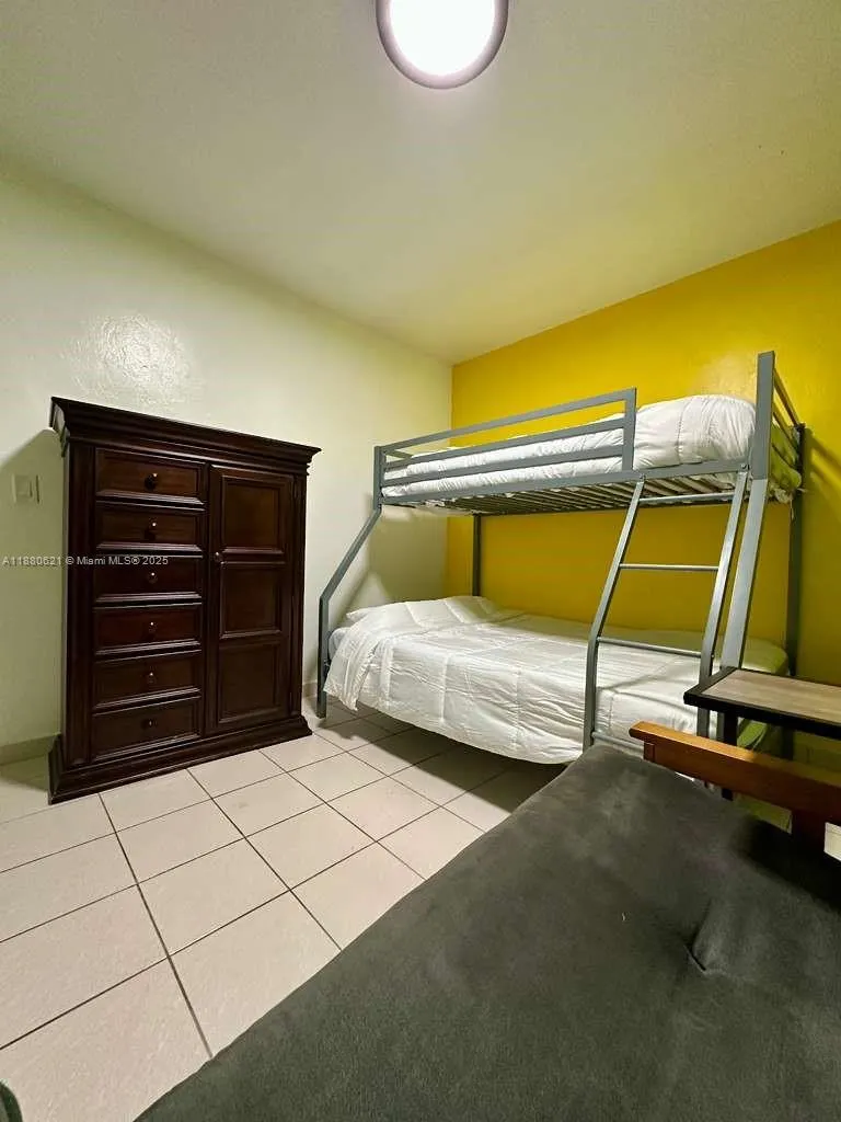 935 SW 11th Ave, #up