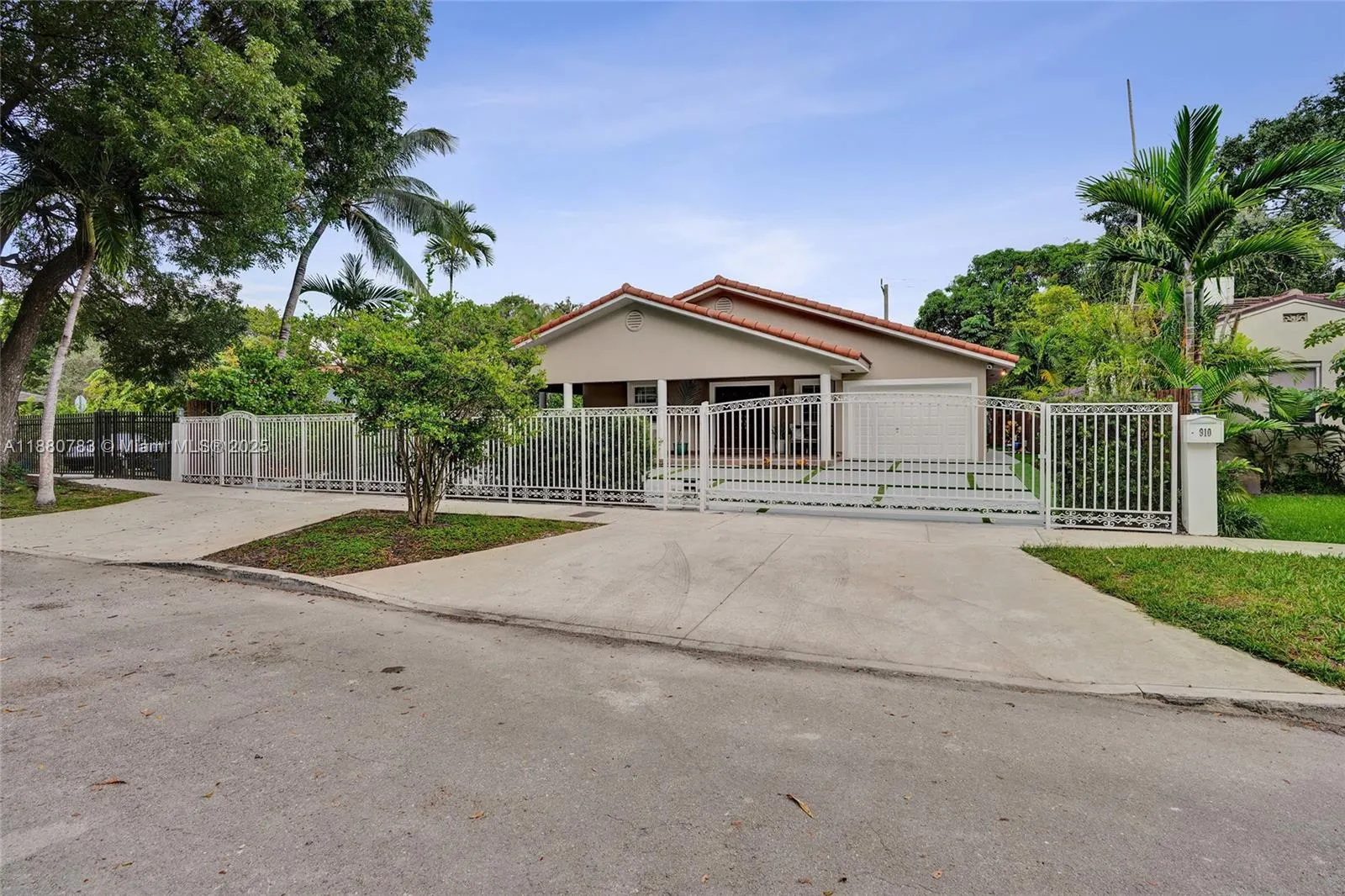 910 SW 23rd Rd