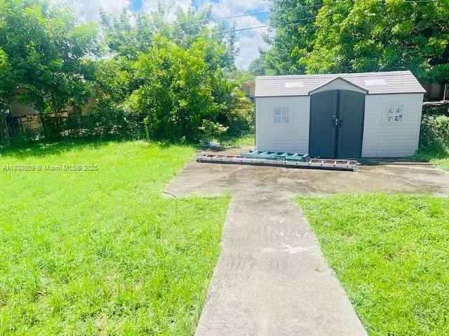 1732 NW 18th St