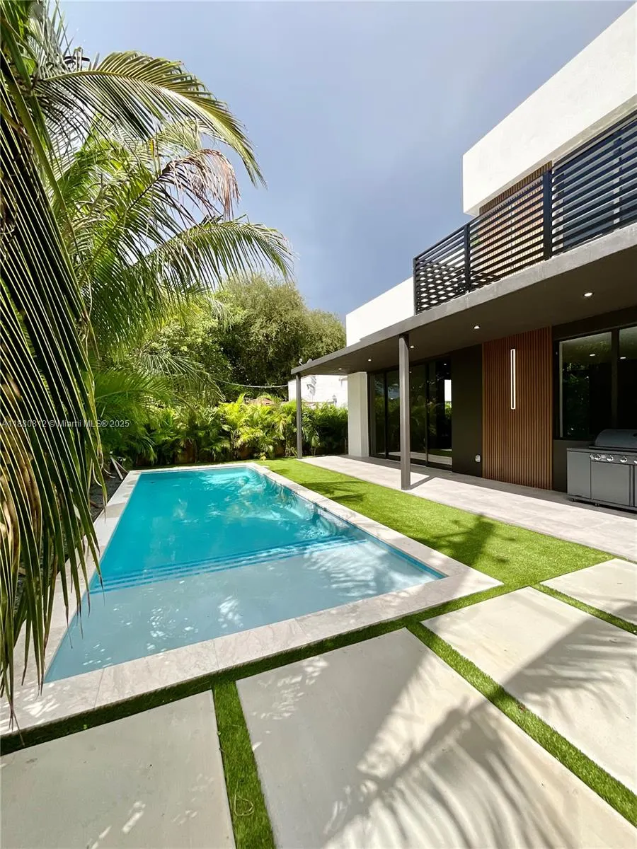 536 NW 48th St