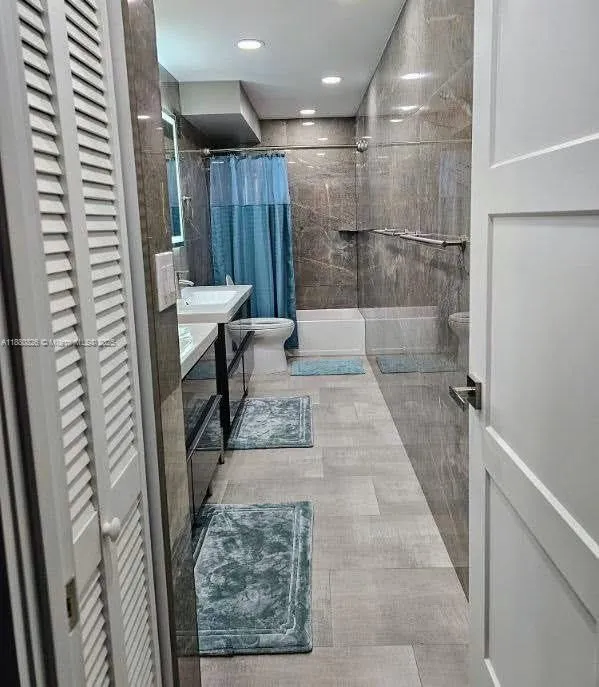 500 Three Islands Blvd, #808