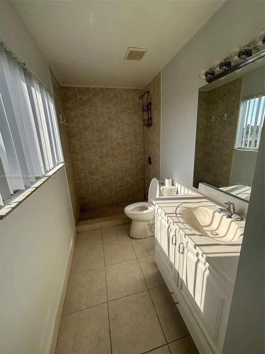 3417 NW 44th St, #206