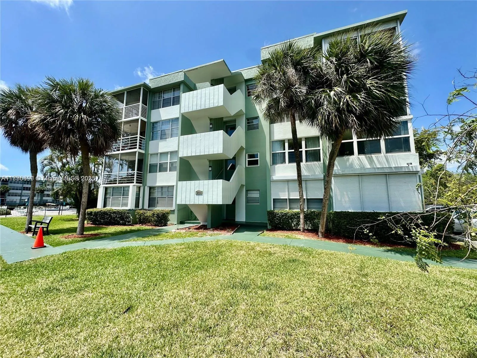 2731 Taft St, #106