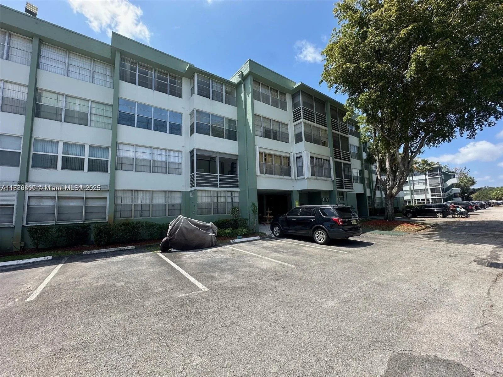 2731 Taft St, #106