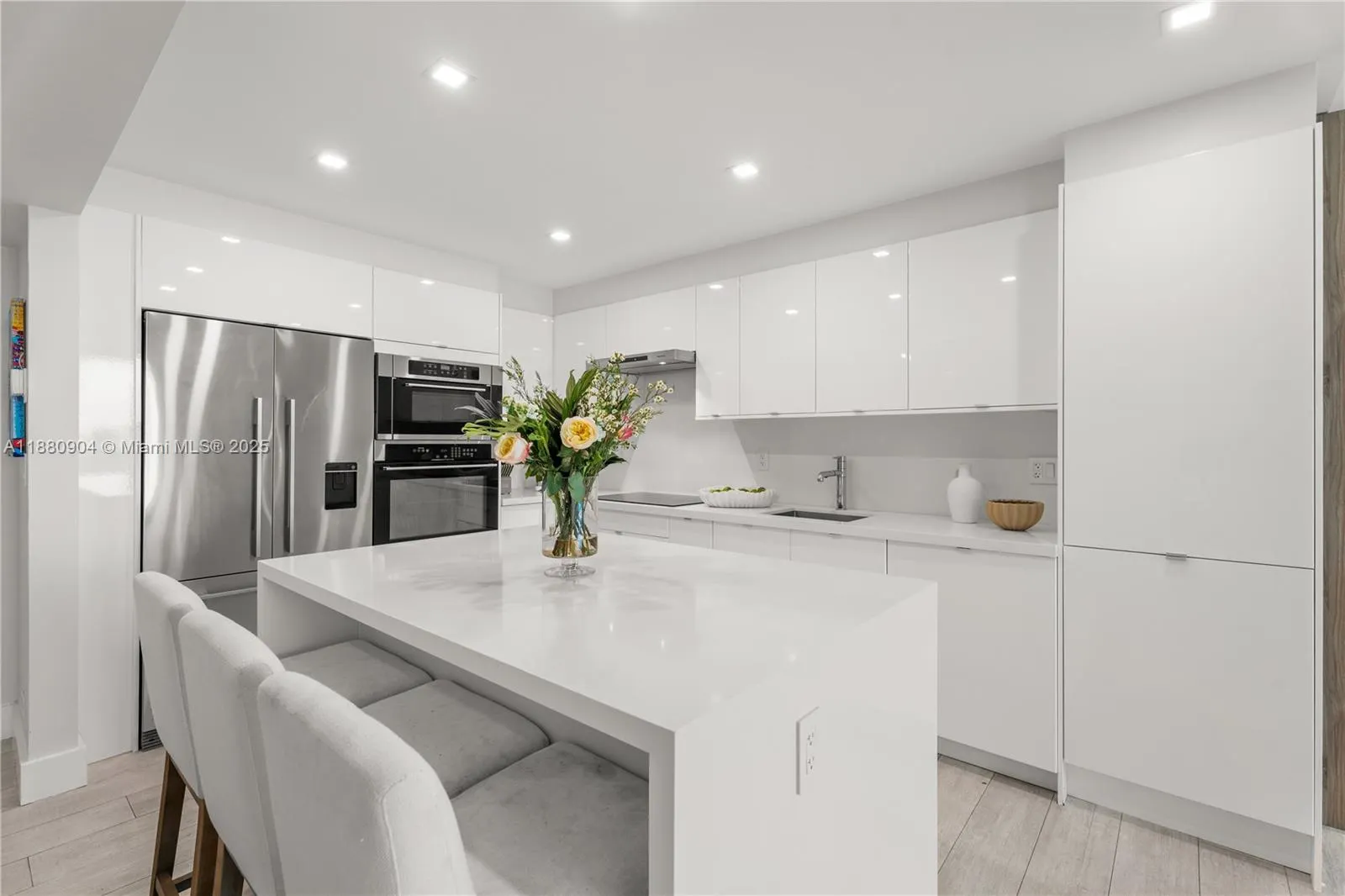 2301 Collins Ave, #1523-24