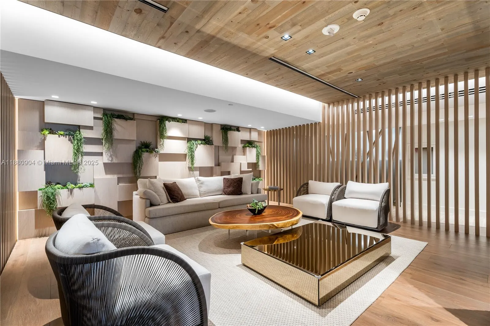 2301 Collins Ave, #1523-24