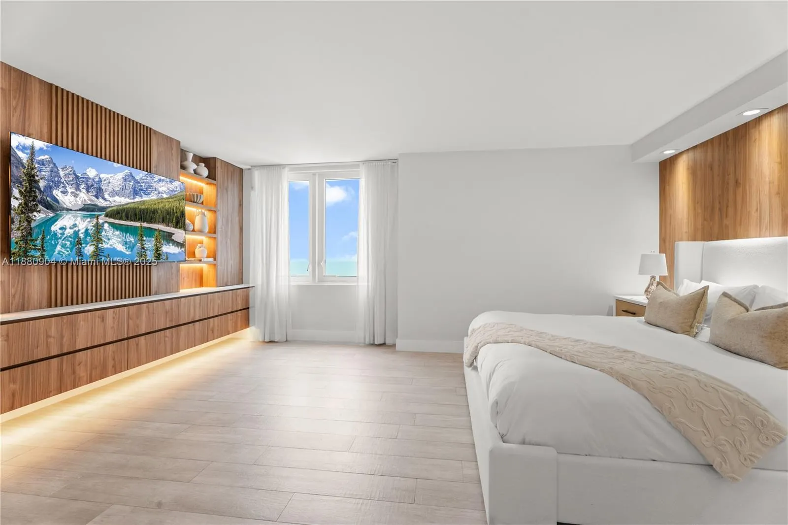2301 Collins Ave, #1523-24