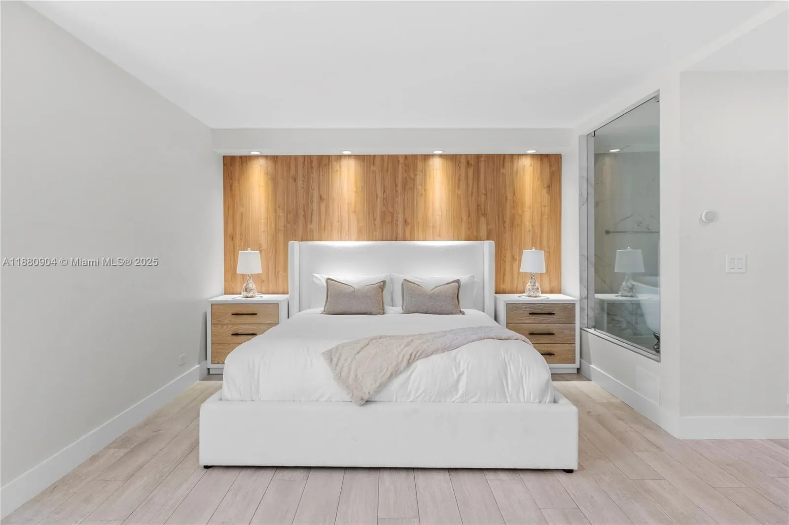 2301 Collins Ave, #1523-24