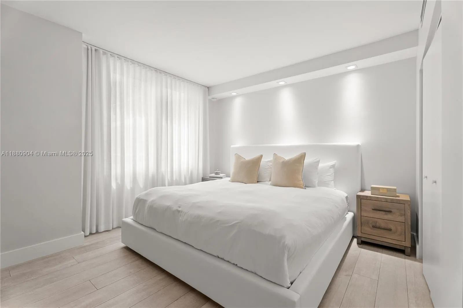 2301 Collins Ave, #1523-24