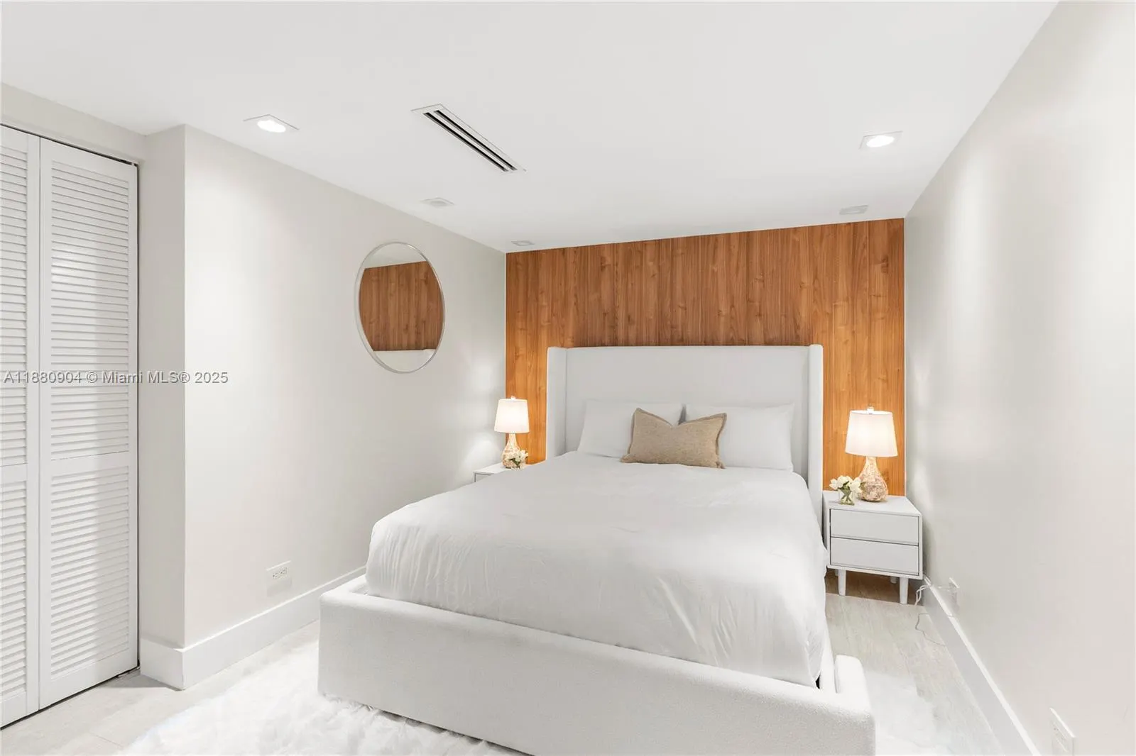 2301 Collins Ave, #1523-24