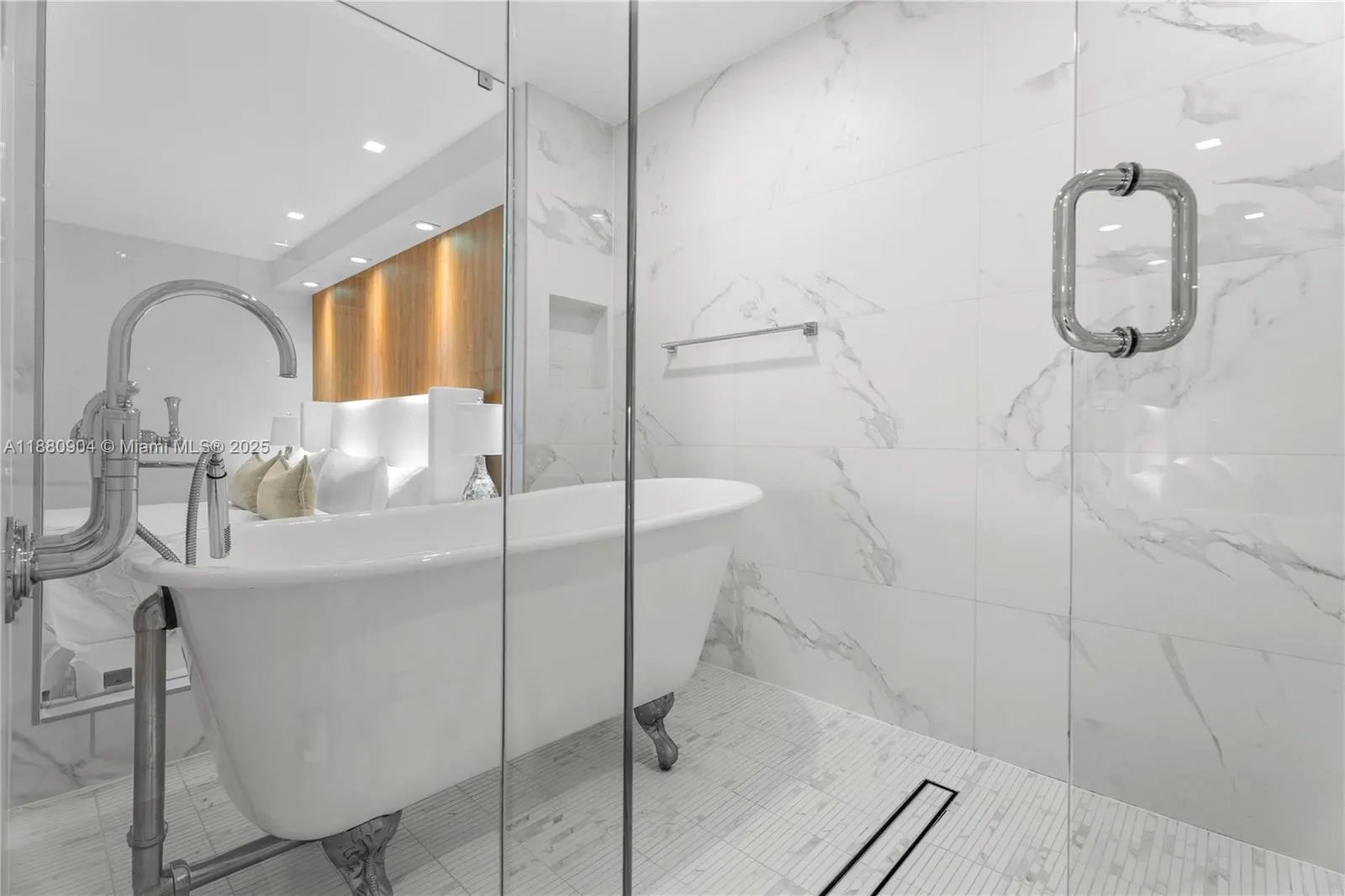 2301 Collins Ave, #1523-24