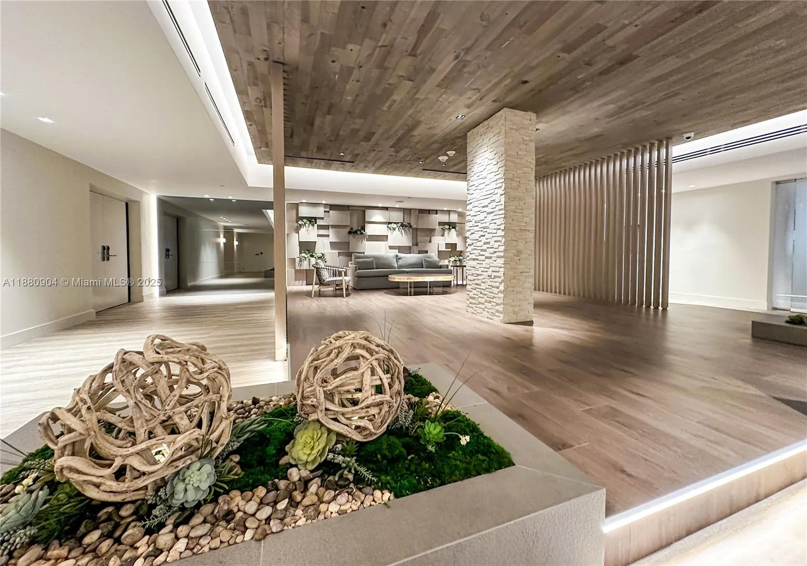 2301 Collins Ave, #1523-24