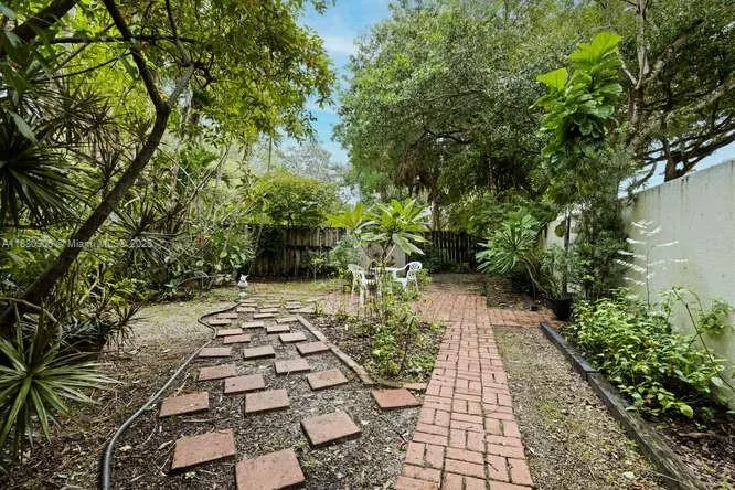 13704 S Garden Cove Cir