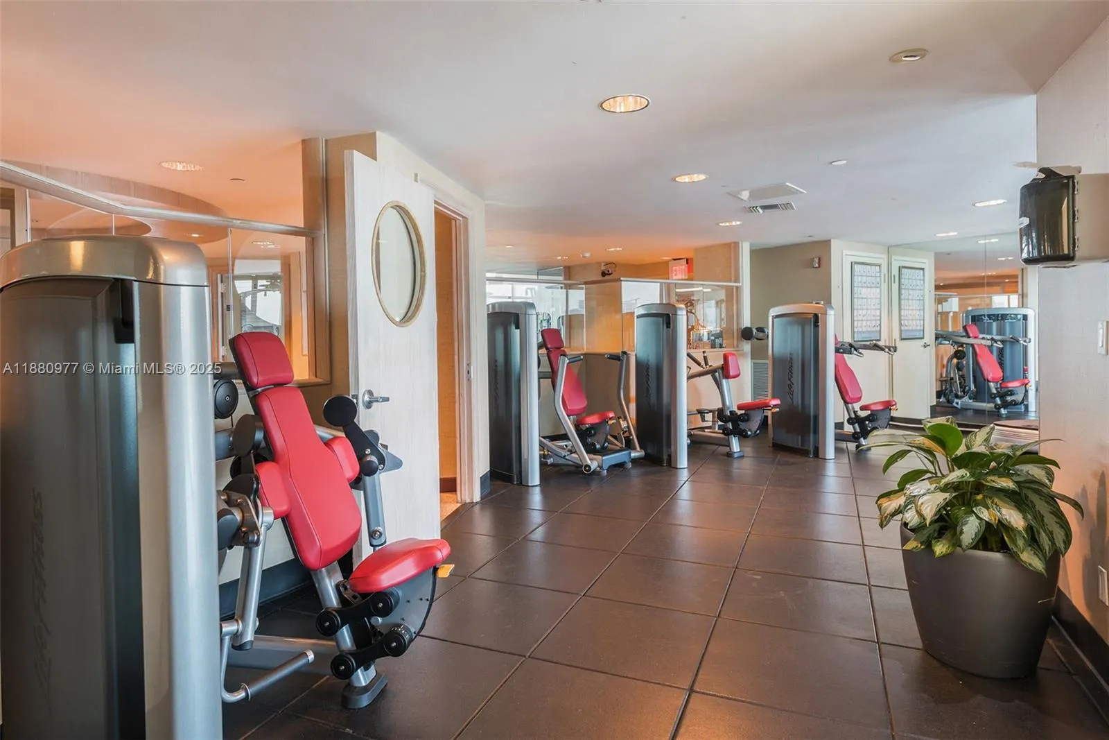 300 S Pointe Dr, #504