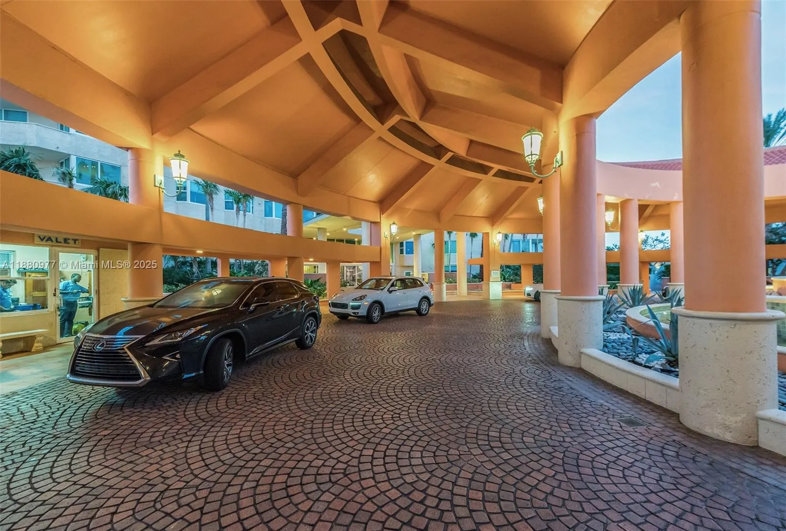300 S Pointe Dr, #504