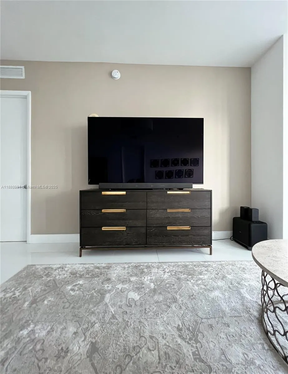 15811 Collins Ave, #507