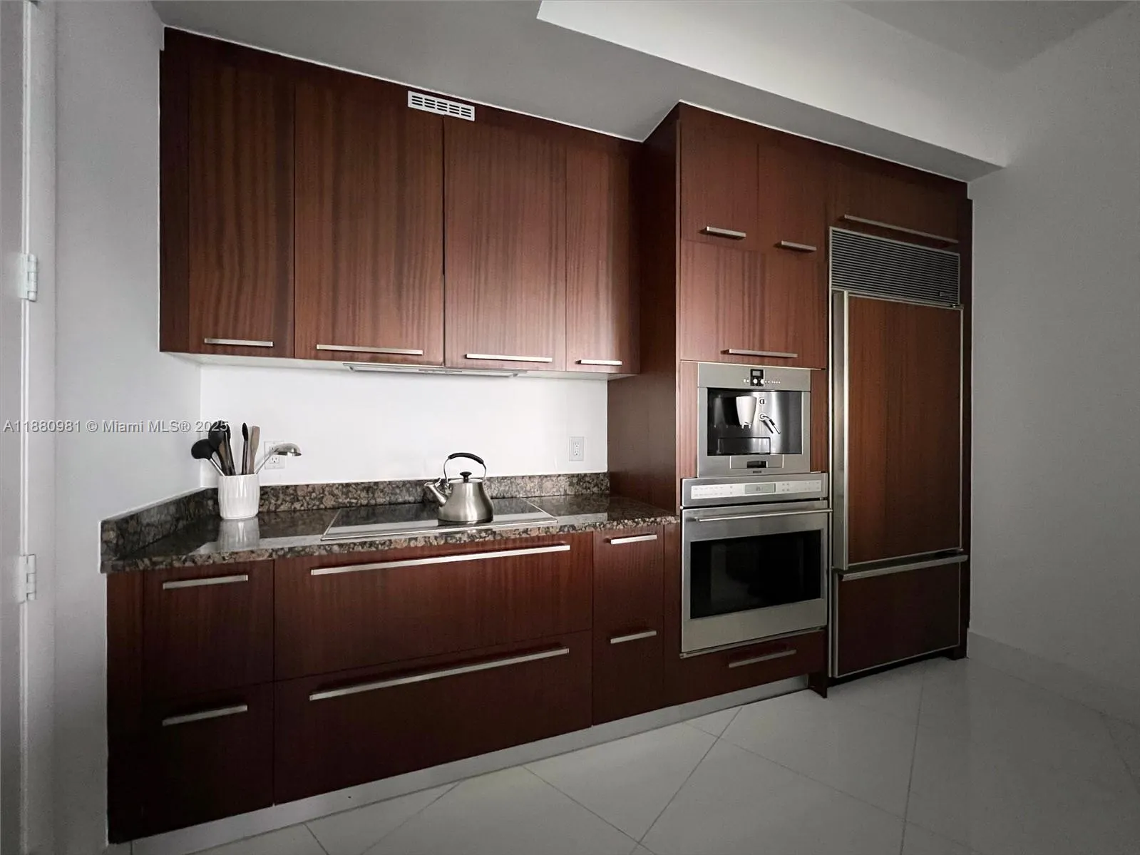 15811 Collins Ave, #507